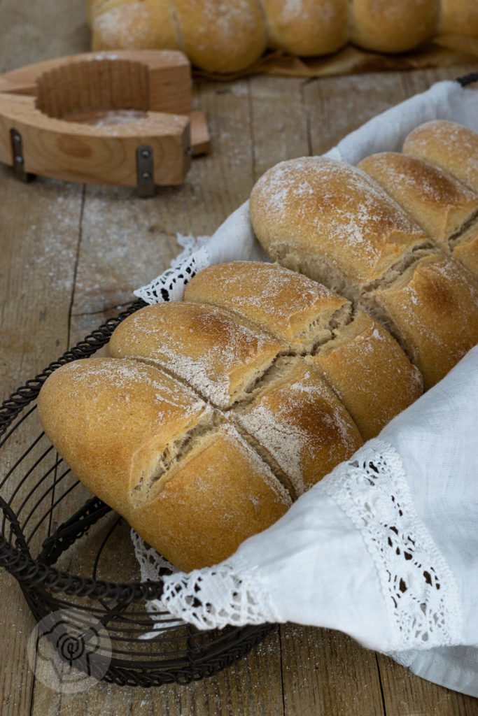 Gutes Brot selber backen ist gar nicht schwer. Probiert doch mal das Tessiner Brot mit Trockenhefe aus. Es passt zum Picknick, zum Frühstück, zum Abendessen oder zu einer leckeren Brotzeit. Küchentraum & Purzelbaum | #brot | #brotbacken | #rezept