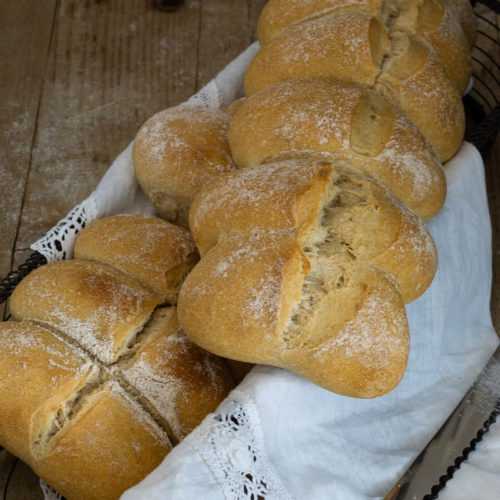 Gutes Brot selber backen ist gar nicht schwer. Probiert doch mal das Tessiner Brot mit Trockenhefe aus. Es passt zum Picknick, zum Frühstück, zum Abendessen oder zu einer leckeren Brotzeit. Küchentraum & Purzelbaum | #brot | #brotbacken | #rezept