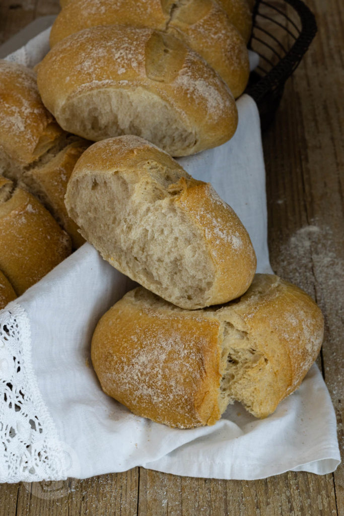 Gutes Brot selber backen ist gar nicht schwer. Probiert doch mal das Tessiner Brot mit Trockenhefe aus. Es passt zum Picknick, zum Frühstück, zum Abendessen oder zu einer leckeren Brotzeit. Küchentraum & Purzelbaum | #brot | #brotbacken | #rezept