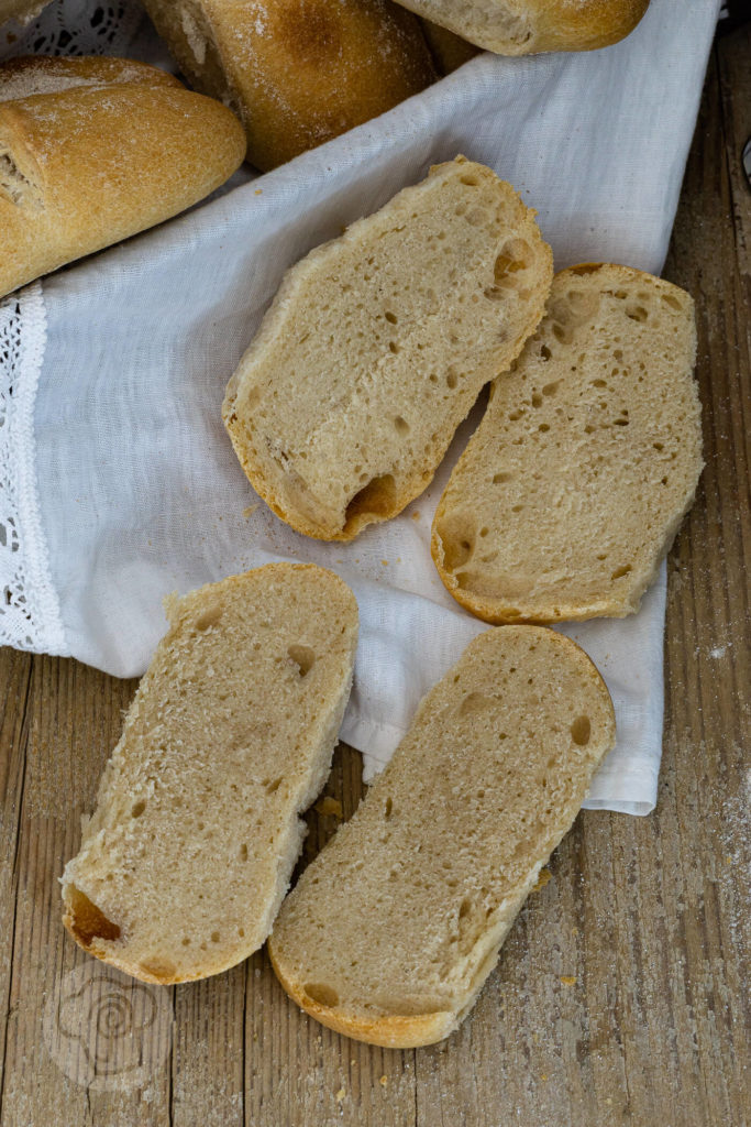 Gutes Brot selber backen ist gar nicht schwer. Probiert doch mal das Tessiner Brot mit Trockenhefe aus. Es passt zum Picknick, zum Frühstück, zum Abendessen oder zu einer leckeren Brotzeit. Küchentraum & Purzelbaum | #brot | #brotbacken | #rezept