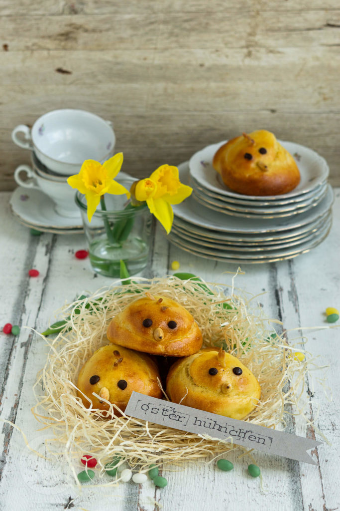 Süße gebackene Osterküken aus Quark-Öl-Teig. Sie passen in jedes Osternest, auf den österlichen Frühstückstisch oder zum Kaffee. Küchentraum & Purzelbaum | #ostern | #quarkölteig | #backen