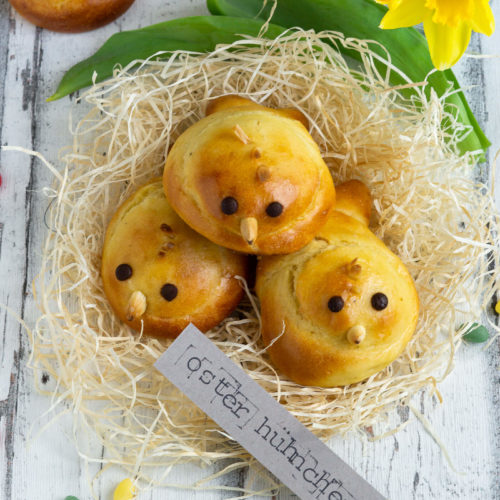 Süße gebackene Osterküken aus Quark-Öl-Teig. Sie passen in jedes Osternest, auf den österlichen Frühstückstisch oder zum Kaffee. Küchentraum & Purzelbaum | #ostern | #quarkölteig | #backen