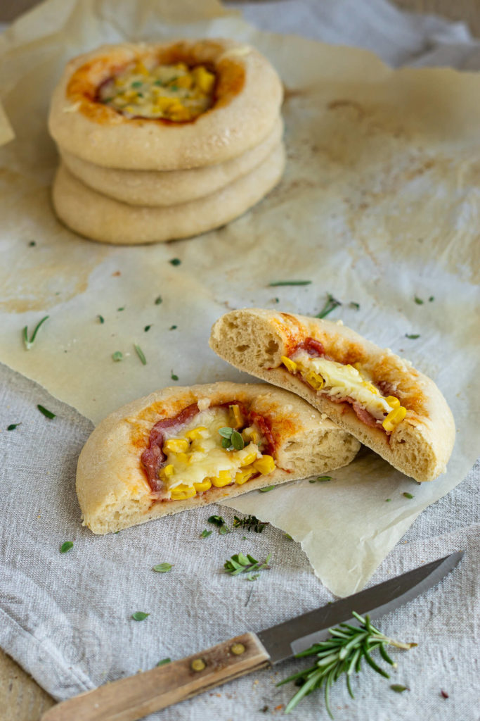 Kennt ihr Bialystoker Kuchen (kurz Bialys)? Das ist ein leckeres polnisches Hefegebäck jüdischen Ursprungs. Ich habe sie mit Spargel gefüllt, im Pizza Style und im Tex-Mex Style. Sie sind ein tolles Mittagessen oder Abendessen. Küchentraum & Purzelbaum | #bialy | #hefeteig | #bialys