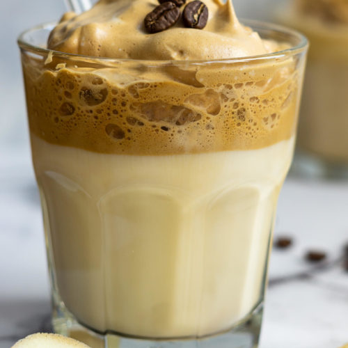 Probiert das Trendgetränk Dalgon Coffee mit Instant Kaffeepulver aus. Genießt den Kaffee kalt als Eiskaffee oder warm. Lasst euch von der cremigen Konsistenz überraschen. Dazu passen wunderbar ein paar hauchdünne, knusperzarte Hippen. Küchentraum & Purzelbaum | #dalgoncoffee | #dalgonakaffee