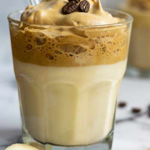 Dalgona Coffee mit Hippen 4 Probiert das Trendgetränk Dalgon Coffee mit Instant Kaffeepulver aus. Genießt den Kaffee kalt als Eiskaffee oder warm. Lasst euch von der cremigen Konsistenz überraschen. Dazu passen wunderbar ein paar hauchdünne, knusperzarte Hippen. Küchentraum & Purzelbaum | #dalgoncoffee | #dalgonakaffee