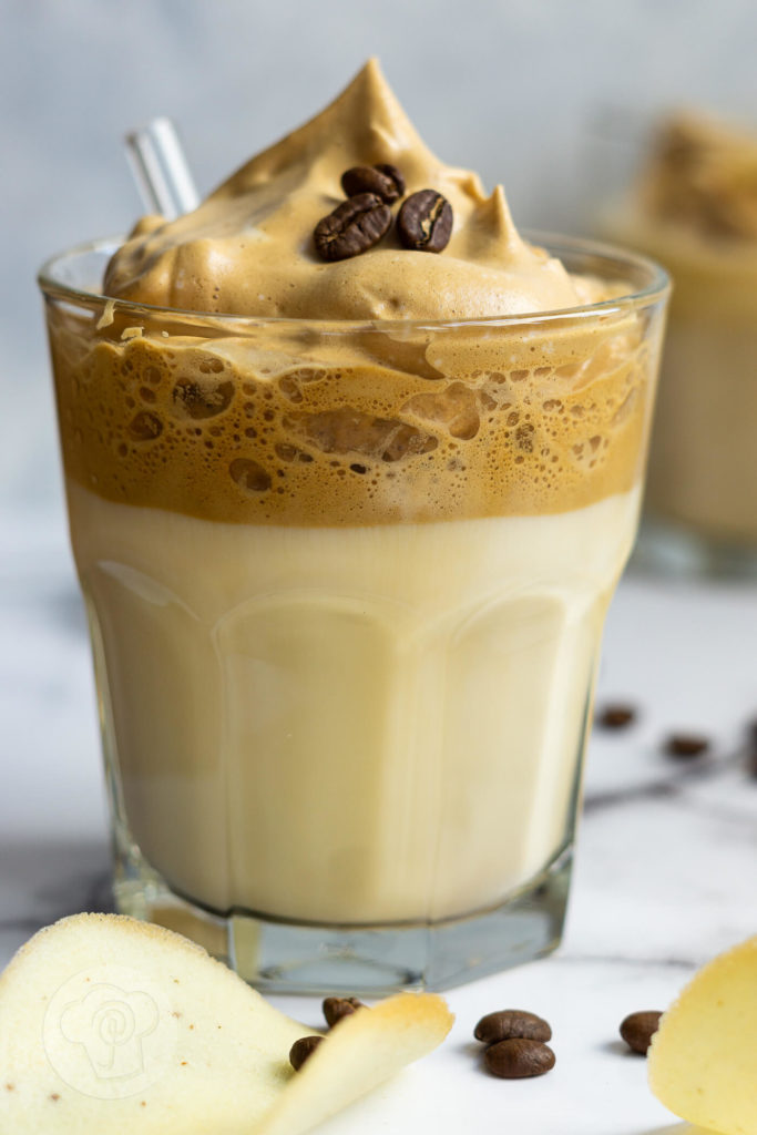 Probiert das Trendgetränk Dalgon Coffee mit Instant Kaffeepulver aus. Genießt den Kaffee kalt als Eiskaffee oder warm. Lasst euch von der cremigen Konsistenz überraschen. Dazu passen wunderbar ein paar hauchdünne, knusperzarte Hippen. Küchentraum & Purzelbaum | #dalgoncoffee | #dalgonakaffee