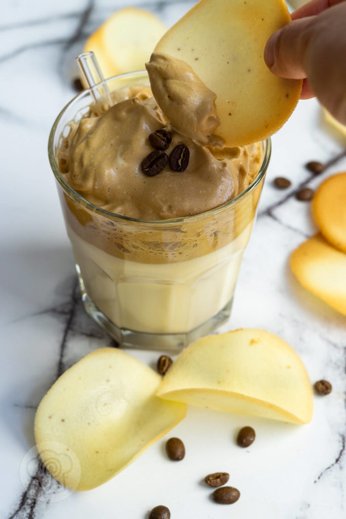 Probiert das Trendgetränk Dalgon Coffee mit Instant Kaffeepulver aus. Genießt den Kaffee kalt als Eiskaffee oder warm. Lasst euch von der cremigen Konsistenz überraschen. Dazu passen wunderbar ein paar hauchdünne, knusperzarte Hippen. Küchentraum & Purzelbaum | #dalgoncoffee | #dalgonakaffee