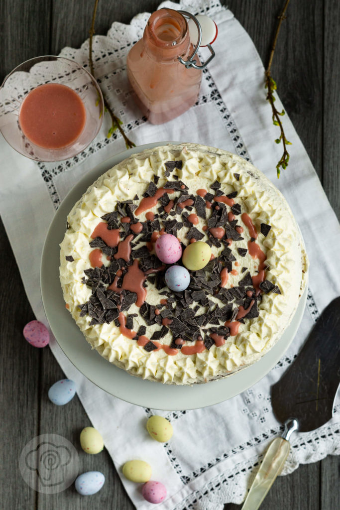 Diese saftige Eierlikör Torte mit Himbeeren schmeckt nicht nur zu Ostern, sondern ist ein absolutes Highlight auf jeder Kaffeetafel oder Familienfeier. Küchentraum & Purzelbaum | #eierlikör | #ostern | #backen