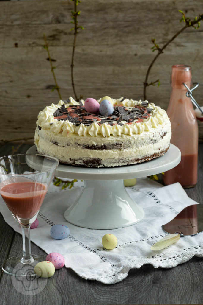 Diese saftige Eierlikör Torte mit Himbeeren schmeckt nicht nur zu Ostern, sondern ist ein absolutes Highlight auf jeder Kaffeetafel oder Familienfeier. Küchentraum & Purzelbaum | #eierlikör | #ostern | #backen