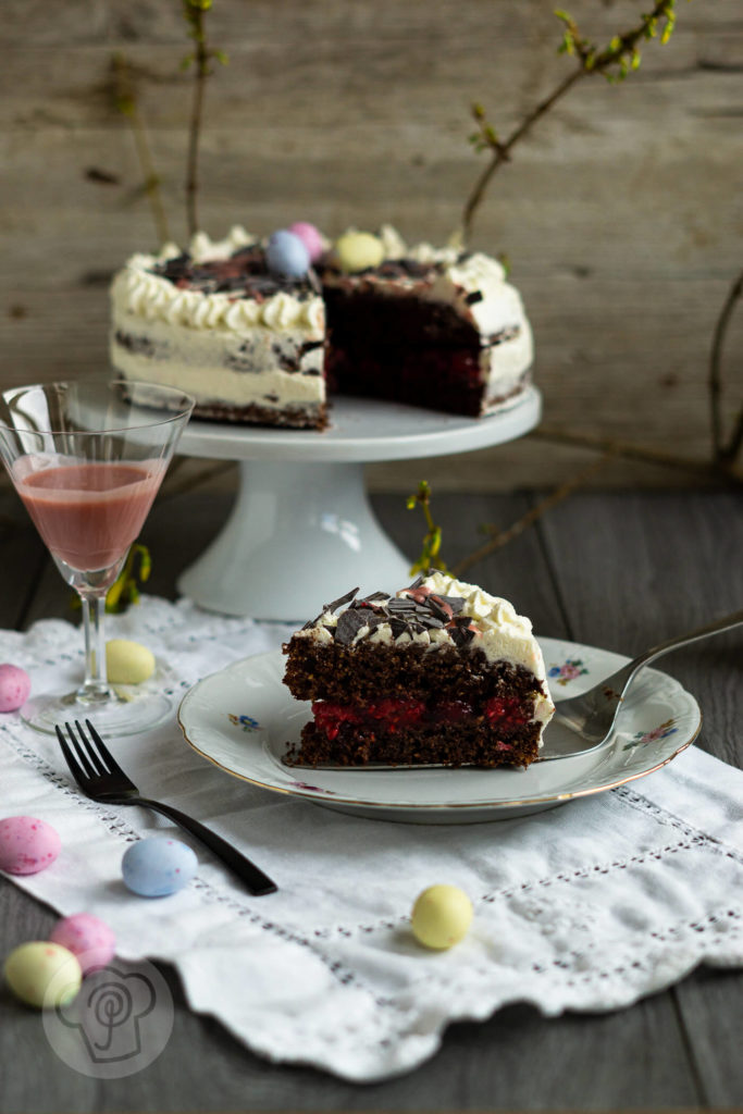 Diese saftige Eierlikör Torte mit Himbeeren schmeckt nicht nur zu Ostern, sondern ist ein absolutes Highlight auf jeder Kaffeetafel oder Familienfeier. Küchentraum & Purzelbaum | #eierlikör | #ostern | #backen