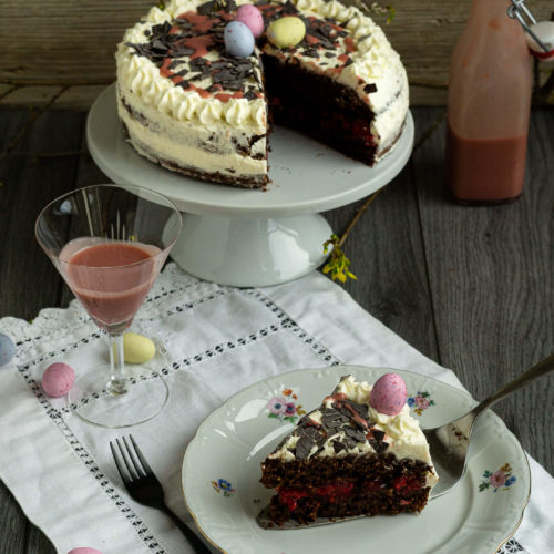 Diese saftige Eierlikör Torte mit Himbeeren schmeckt nicht nur zu Ostern, sondern ist ein absolutes Highlight auf jeder Kaffeetafel oder Familienfeier. Küchentraum & Purzelbaum | #eierlikör | #ostern | #backen