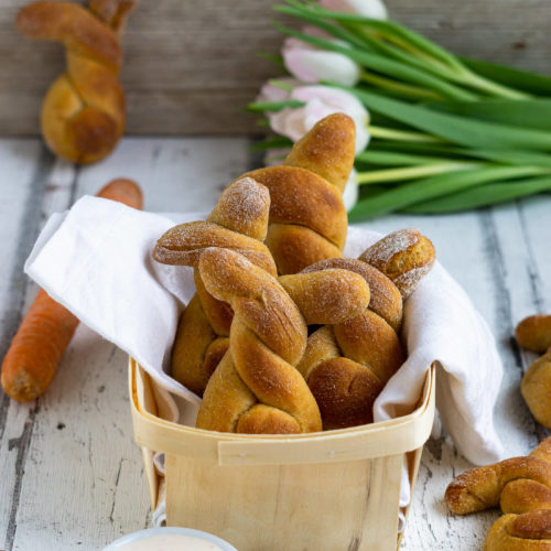 Karotten Brötchen zu Ostern 11 Probiert doch diese einfachen Karotten Brötchen mal aus. Sie kommen mit wenig Hefe aus, sind absolut gelingsicher und schmecken nicht nur zu Ostern gut. Durch ihre lustige Hasenform begeistern sie große und kleine Kindern. Küchentraum & Purzelbaum | #brötchen | #karotten | #ostern