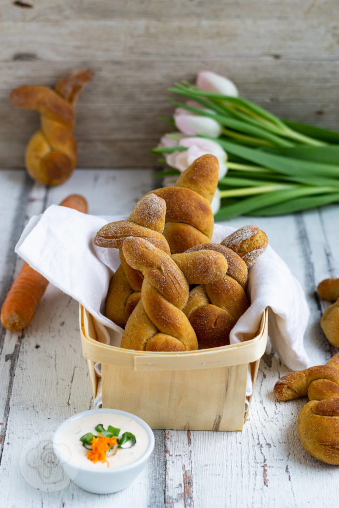 Probiert doch diese einfachen Karotten Brötchen mal aus. Sie kommen mit wenig Hefe aus, sind absolut gelingsicher und schmecken nicht nur zu Ostern gut. Durch ihre lustige Hasenform begeistern sie große und kleine Kindern. Küchentraum & Purzelbaum | #brötchen | #karotten | #ostern