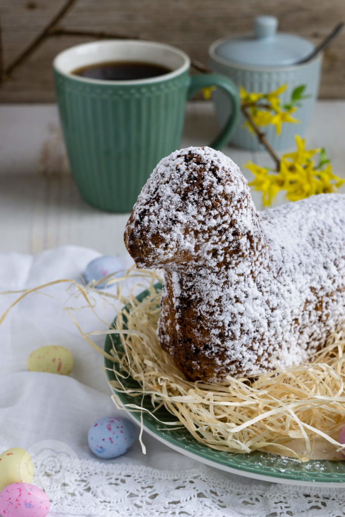 Ich zeige euch hier das Grundrezept für ein einfaches und schnelles Osterlamm. Es schmeckt nicht nur lecker, sondern kann ganz einfach im Geschmack variiert werden. Küchentraum & Purzelbaum | #ostern | #backen