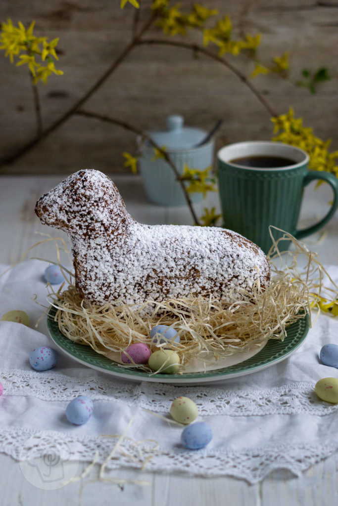 Ich zeige euch hier das Grundrezept für ein einfaches und schnelles Osterlamm. Es schmeckt nicht nur lecker, sondern kann ganz einfach im Geschmack variiert werden. Küchentraum & Purzelbaum | #ostern | #backen