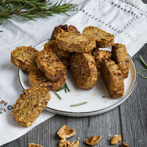 Diese pikanten Cantuccini mit Walnüssen, Cashew Nüssen und Rosmarin sind der perfekte gesunde Snack zu einem Glas Wein oder einfach zum Knabbern zwischendurch. Küchentraum & Purzelbaum | #snack | #gesund