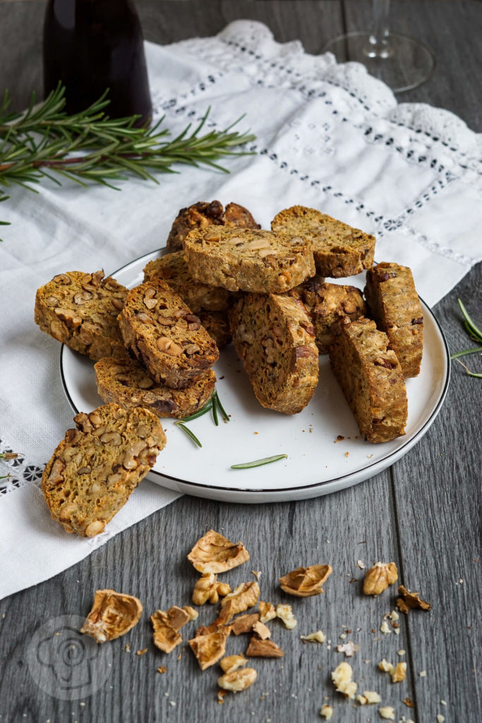 Diese pikanten Cantuccini mit Walnüssen, Cashew Nüssen und Rosmarin sind der perfekte gesunde Snack zu einem Glas Wein oder einfach zum Knabbern zwischendurch. Küchentraum & Purzelbaum | #snack | #gesund