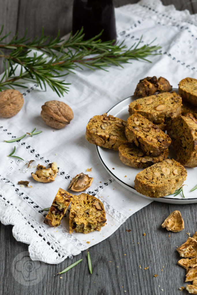 Diese pikanten Cantuccini mit Walnüssen, Cashew Nüssen und Rosmarin sind der perfekte gesunde Snack zu einem Glas Wein oder einfach zum Knabbern zwischendurch. Küchentraum & Purzelbaum | #snack | #gesund