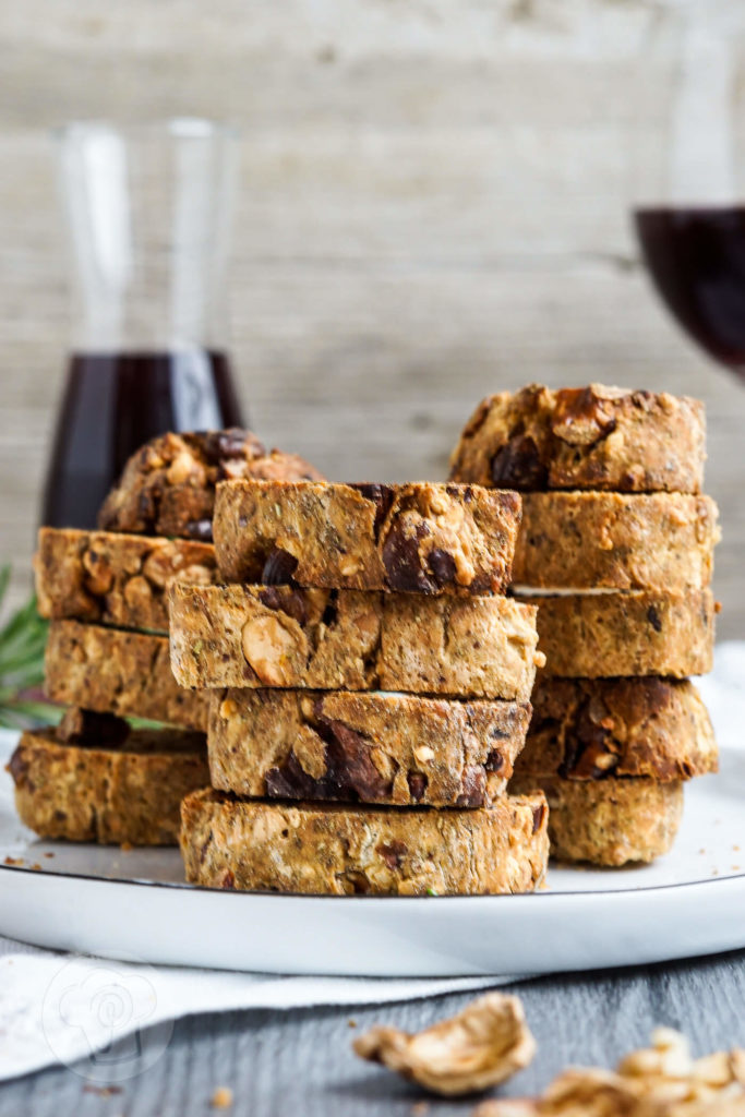 Diese pikanten Cantuccini mit Walnüssen, Cashew Nüssen und Rosmarin sind der perfekte gesunde Snack zu einem Glas Wein oder einfach zum Knabbern zwischendurch. Küchentraum & Purzelbaum | #snack | #gesund