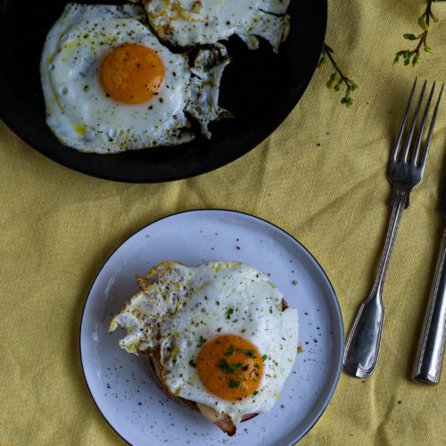 Das französische Sandwich Croque Madame ist der ideale Snack für Zwischendurch. Es passt aber auch zum Frühstück, zum Mittagessen oder zum Abendessen. Es schmeckt einfach immer. Durch leckere Vinschgauer wird ein vollwertiges Gericht daraus. Küchentraum & Purzelbaum | #snack | #sandwich