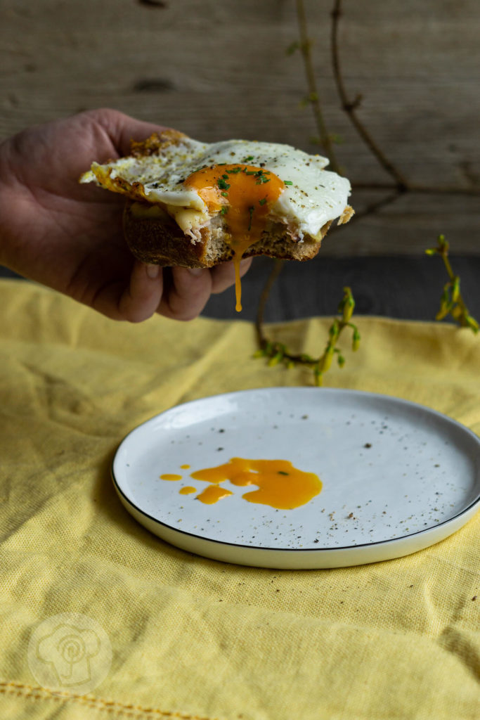 Das französische Sandwich Croque Madame ist der ideale Snack für Zwischendurch. Es passt aber auch zum Frühstück, zum Mittagessen oder zum Abendessen. Es schmeckt einfach immer. Durch leckere Vinschgauer wird ein vollwertiges Gericht daraus. Küchentraum & Purzelbaum | #snack | #sandwich
