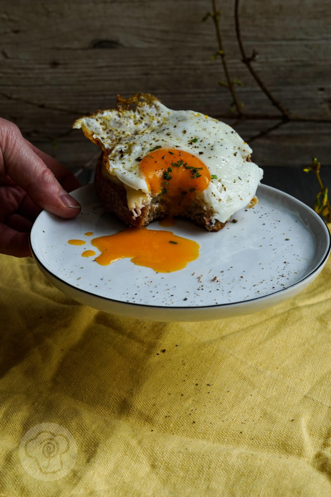 Das französische Sandwich Croque Madame ist der ideale Snack für Zwischendurch. Es passt aber auch zum Frühstück, zum Mittagessen oder zum Abendessen. Es schmeckt einfach immer. Durch leckere Vinschgauer wird ein vollwertiges Gericht daraus. Küchentraum & Purzelbaum | #snack | #sandwich
