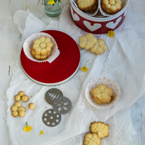 Dänische Butterkekse. Macht den Klassiker aus Dänemark ganz einfach selbst. Mit diesem einfachen Rezept gelingt es euch auf jeden Fall. Küchentraum & Purzelbaum | #kekse | #dänemark | #backen