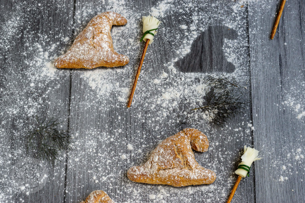 Einfache Dinkelbrötchen mit Haferflocken und Joghurt. Formt sie zu Hexenhüten für die Walpurgisnacht oder Halloween oder zu normalen Brötchen zum Abendessen. Küchentraum & Purzelbaum | #brötchen | #dinkel