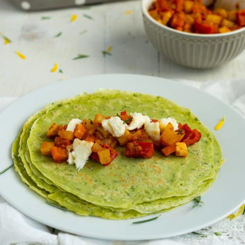 Pfannkuchen gehen nur süß? Ich überzeuge euch vom Gegenteil mit diesen herzhaften Pfannkuchen mit Kräutern. Sie sind mit leckerem Gemüse gefüllt und dadurch vegetarisch. Küchentraum & Purzelbaum | #pfannkuchen | #herzhaftepfannkuchen | #vegetarisch