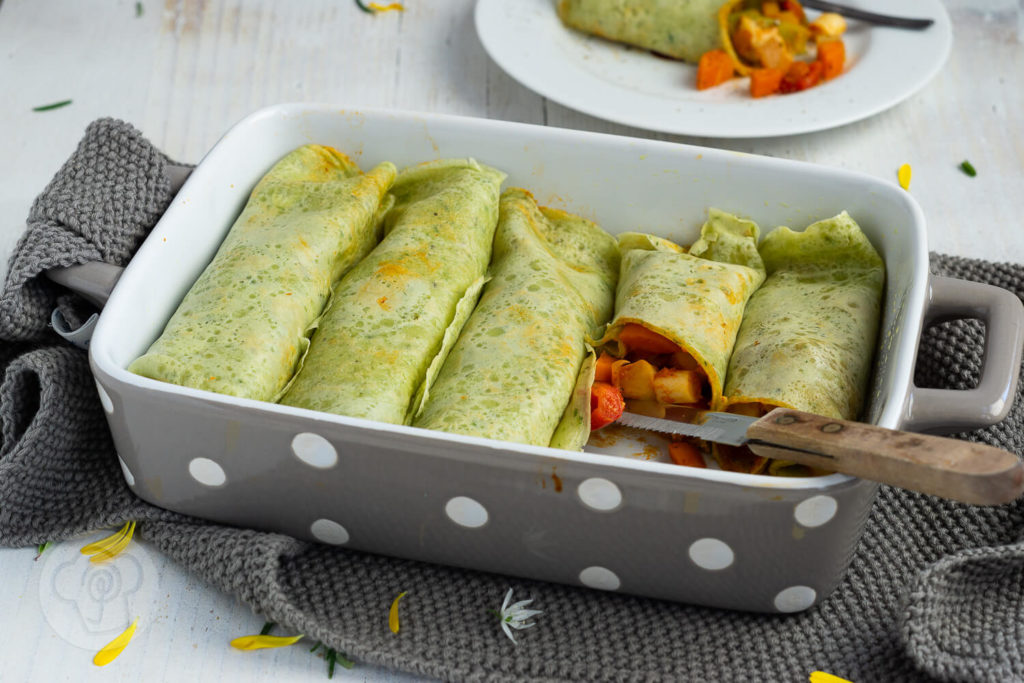 Pfannkuchen gehen nur süß? Ich überzeuge euch vom Gegenteil mit diesen herzhaften Pfannkuchen mit Kräutern. Sie sind mit leckerem Gemüse gefüllt und dadurch vegetarisch. Küchentraum & Purzelbaum | #pfannkuchen | #herzhaftepfannkuchen | #vegetarisch