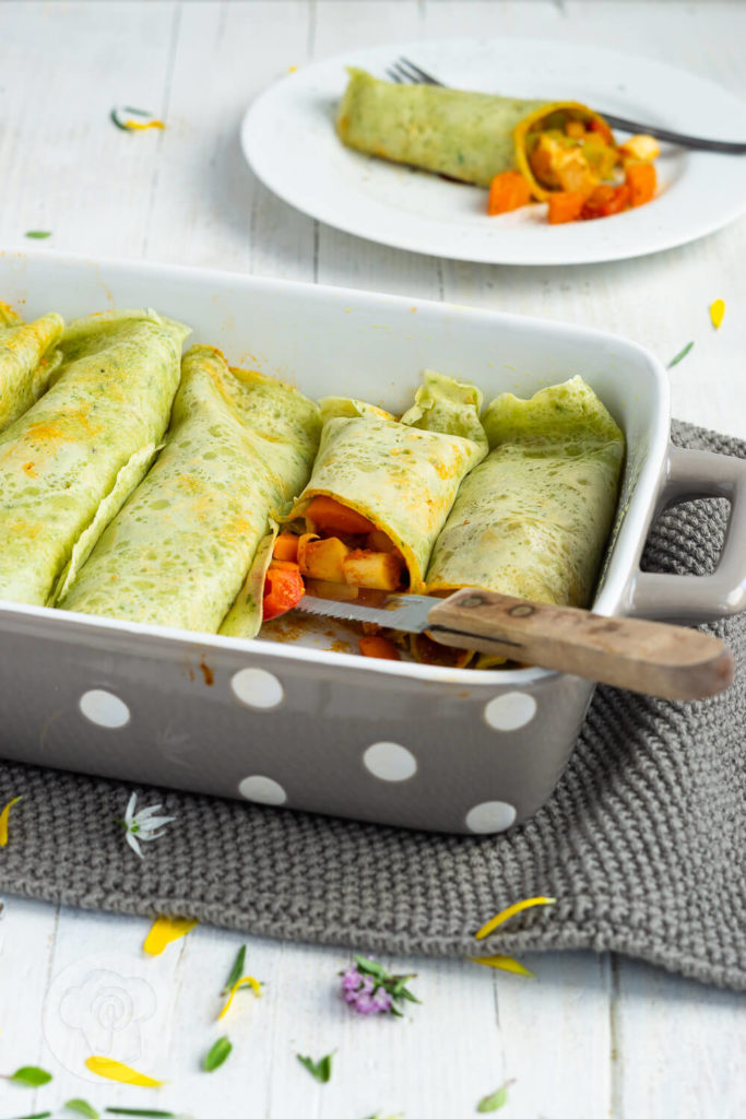 Pfannkuchen gehen nur süß? Ich überzeuge euch vom Gegenteil mit diesen herzhaften Pfannkuchen mit Kräutern. Sie sind mit leckerem Gemüse gefüllt und dadurch vegetarisch. Küchentraum & Purzelbaum | #pfannkuchen | #herzhaftepfannkuchen | #vegetarisch