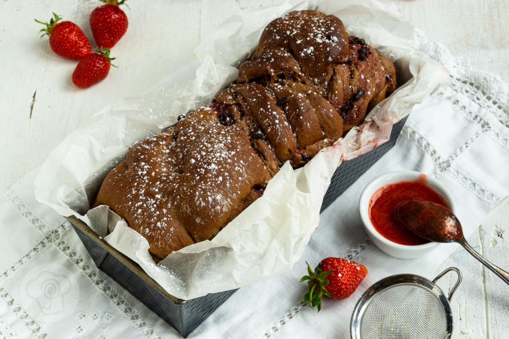 Leckere und fluffige Babka mit Kakao, Schokolade und Erdbeeren. Das Hefeteiggebäck schmeckt fruchtig und herrlich schokoladig zugleich. Probiert sie doch direkt mal aus. Küchentraum & Purzelbaum | #babka | #hefeteig | #schokolade