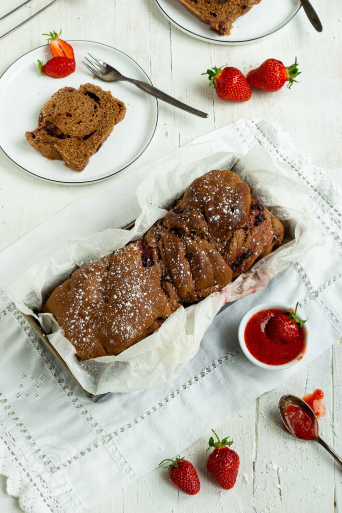 Leckere und fluffige Babka mit Kakao, Schokolade und Erdbeeren. Das Hefeteiggebäck schmeckt fruchtig und herrlich schokoladig zugleich. Probiert sie doch direkt mal aus. Küchentraum & Purzelbaum | #babka | #hefeteig | #schokolade