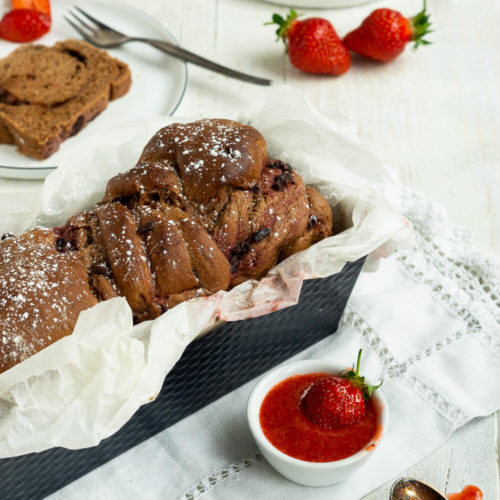 Fruchtige Babka mit Schokolade 5 Leckere und fluffige Babka mit Kakao, Schokolade und Erdbeeren. Das Hefeteiggebäck schmeckt fruchtig und herrlich schokoladig zugleich. Probiert sie doch direkt mal aus. Küchentraum & Purzelbaum | #babka | #hefeteig | #schokolade
