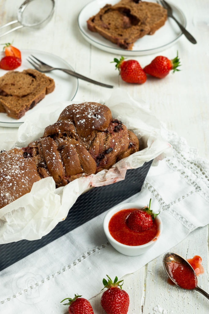 Leckere und fluffige Babka mit Kakao, Schokolade und Erdbeeren. Das Hefeteiggebäck schmeckt fruchtig und herrlich schokoladig zugleich. Probiert sie doch direkt mal aus. Küchentraum & Purzelbaum | #babka | #hefeteig | #schokolade