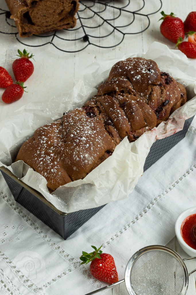 Leckere und fluffige Babka mit Kakao, Schokolade und Erdbeeren. Das Hefeteiggebäck schmeckt fruchtig und herrlich schokoladig zugleich. Probiert sie doch direkt mal aus. Küchentraum & Purzelbaum | #babka | #hefeteig | #schokolade