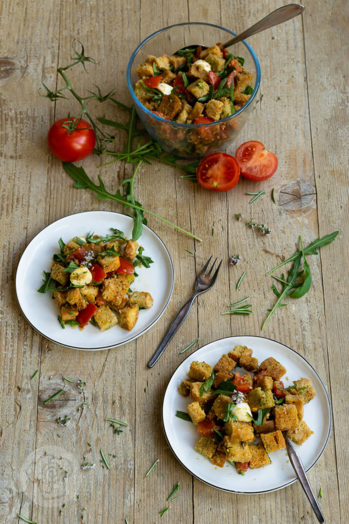 Dieses einfache Rezept für Brotsalat mit Tomaten, Mozzarella und Rucola ist schnell gemacht. Der Salat schmeckt als Beilage zum Grillen, zum Picknick oder einfach so. Der pure Geschmack nach Sommer. Küchentraum & Purzelbaum | #salat | #sommer | #brotsalat