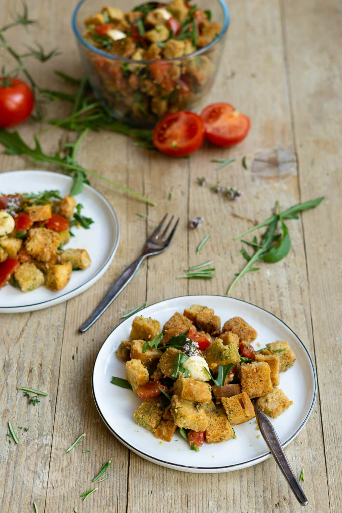 Dieses einfache Rezept für Brotsalat mit Tomaten, Mozzarella und Rucola ist schnell gemacht. Der Salat schmeckt als Beilage zum Grillen, zum Picknick oder einfach so. Der pure Geschmack nach Sommer. Küchentraum & Purzelbaum | #salat | #sommer | #brotsalat