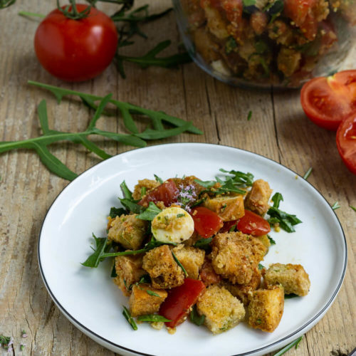 Dieses einfache Rezept für Brotsalat mit Tomaten, Mozzarella und Rucola ist schnell gemacht. Der Salat schmeckt als Beilage zum Grillen, zum Picknick oder einfach so. Der pure Geschmack nach Sommer. Küchentraum & Purzelbaum | #salat | #sommer | #brotsalat