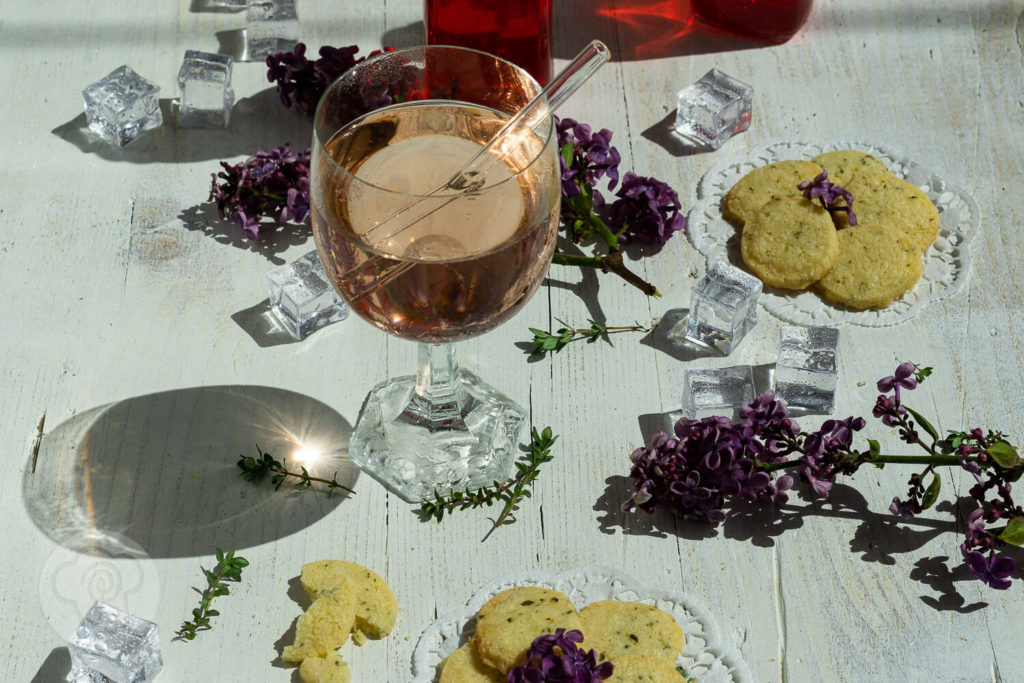 Kennt ihr schon DAS Sommergetränk 2020? Dann probiert unbedingt diesen leckeren Cocktail mit Fliedersirup, Gin und Sekt. Der FLIN ist einfach und schnell gemacht und schmeckt unglaublich lecker. Dazu ein paar knusprige Kekse mit Käse und Thymian. Küchentraum & Purzelbaum | #drink | #gin | #sommergetränk