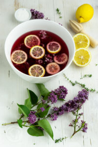 Kennt ihr schon DAS Sommergetränk 2020? Dann probiert unbedingt diesen leckeren Cocktail mit Fliedersirup, Gin und Sekt. Der FLIN ist einfach und schnell gemacht und schmeckt unglaublich lecker. Dazu ein paar knusprige Kekse mit Käse und Thymian. Küchentraum & Purzelbaum | #drink | #gin | #sommergetränk
