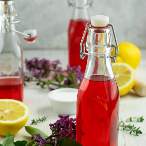 FLIN - Das Sommergetränk 2020 6 Kennt ihr schon DAS Sommergetränk 2020? Dann probiert unbedingt diesen leckeren Cocktail mit Fliedersirup, Gin und Sekt. Der FLIN ist einfach und schnell gemacht und schmeckt unglaublich lecker. Dazu ein paar knusprige Kekse mit Käse und Thymian. Küchentraum & Purzelbaum | #drink | #gin | #sommergetränk