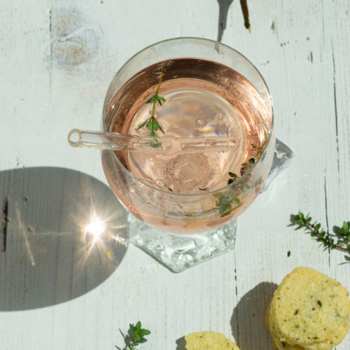 FLIN - Das Sommergetränk 2020 4 Kennt ihr schon DAS Sommergetränk 2020? Dann probiert unbedingt diesen leckeren Cocktail mit Fliedersirup, Gin und Sekt. Der FLIN ist einfach und schnell gemacht und schmeckt unglaublich lecker. Dazu ein paar knusprige Kekse mit Käse und Thymian. Küchentraum & Purzelbaum | #drink | #gin | #sommergetränk