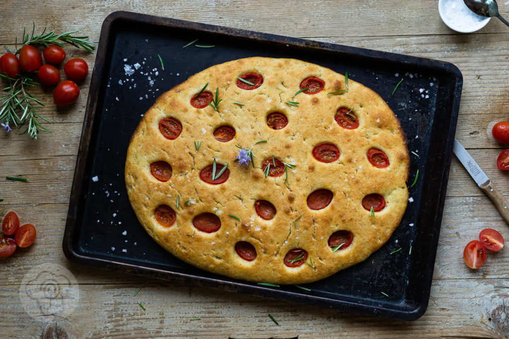 Leckere Focaccia mit Tomaten ohne Kneten mit Übernachtgare. Der Teig wird nur verrührrt und kommt über Nacht in den Kühlschrank. Probiert dieses tolle Rezept einfach mal aus. Sie ist der perfekte Snack für zwischendurch oder für ein Picknick. Küchentraum & Purzelbaum | #focaccia | #ohnekneten
