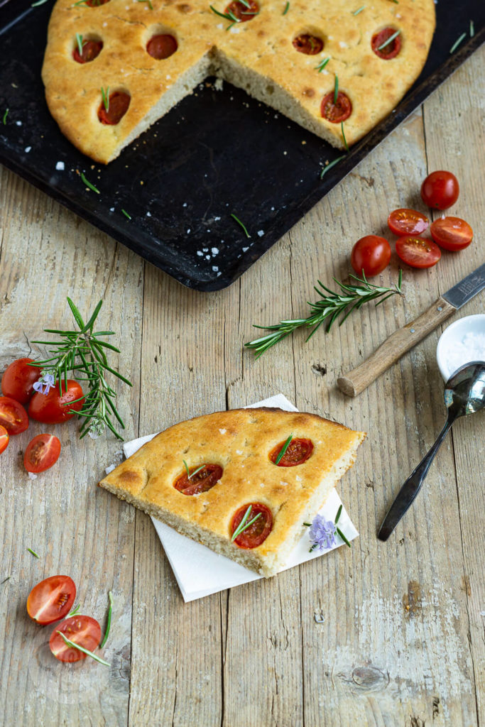 Leckere Focaccia mit Tomaten ohne Kneten mit Übernachtgare. Der Teig wird nur verrührrt und kommt über Nacht in den Kühlschrank. Probiert dieses tolle Rezept einfach mal aus. Sie ist der perfekte Snack für zwischendurch oder für ein Picknick. Küchentraum & Purzelbaum | #focaccia | #ohnekneten