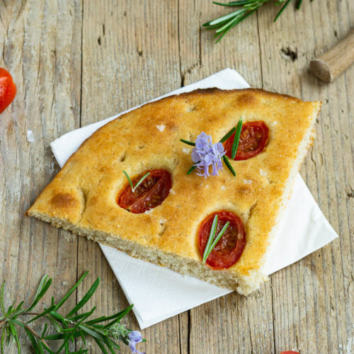 Leckere Focaccia mit Tomaten ohne Kneten mit Übernachtgare. Der Teig wird nur verrührrt und kommt über Nacht in den Kühlschrank. Probiert dieses tolle Rezept einfach mal aus. Sie ist der perfekte Snack für zwischendurch oder für ein Picknick. Küchentraum & Purzelbaum | #focaccia | #ohnekneten