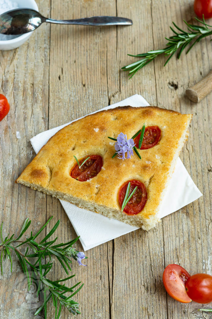 Leckere Focaccia mit Tomaten ohne Kneten mit Übernachtgare. Der Teig wird nur verrührrt und kommt über Nacht in den Kühlschrank. Probiert dieses tolle Rezept einfach mal aus. Sie ist der perfekte Snack für zwischendurch oder für ein Picknick. Küchentraum & Purzelbaum | #focaccia | #ohnekneten