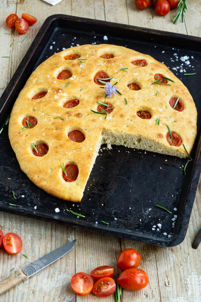 Leckere Focaccia mit Tomaten ohne Kneten mit Übernachtgare. Der Teig wird nur verrührrt und kommt über Nacht in den Kühlschrank. Probiert dieses tolle Rezept einfach mal aus. Sie ist der perfekte Snack für zwischendurch oder für ein Picknick. Küchentraum & Purzelbaum | #focaccia | #ohnekneten