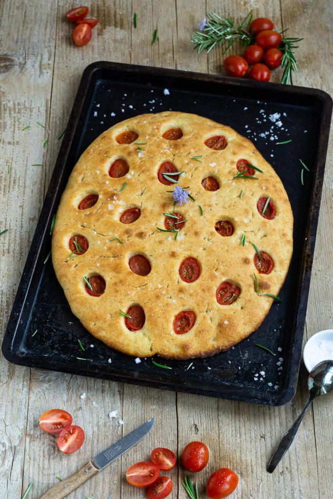 Leckere Focaccia mit Tomaten ohne Kneten mit Übernachtgare. Der Teig wird nur verrührrt und kommt über Nacht in den Kühlschrank. Probiert dieses tolle Rezept einfach mal aus. Sie ist der perfekte Snack für zwischendurch oder für ein Picknick. Küchentraum & Purzelbaum | #focaccia | #ohnekneten