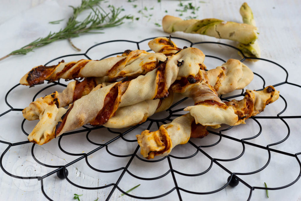 Als Snack für Zwischendurch oder als Fingerfood für das Picknick, diese gedrehten Pizzastangen schmecken garantiert Kindern und Erwachsenen. Sie schmecken übrigens auch mit Pesto. Küchentraum & Purzelbaum | #snack | #fingerfood | #pizza